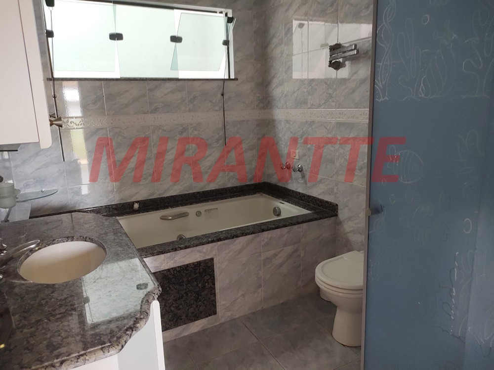 Sobrado de 178m² com 3 quartos em Água Fria
